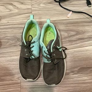 grey and blue rosche